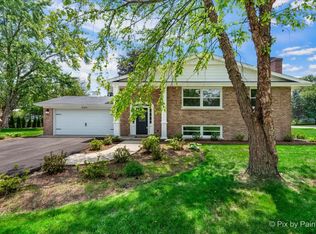 27W075 Fleming Dr, Winfield, IL 60190