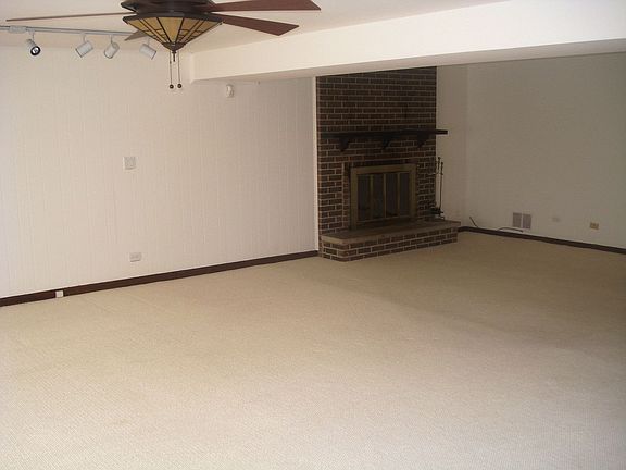 28X24 Family Room with Fireplace