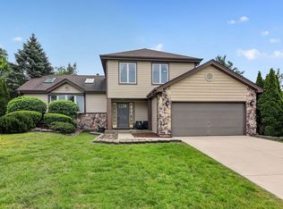 1001 Oak Ridge Dr, Streamwood, IL 60107