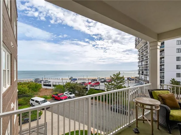 3800 Dupont Cir Unit 302, Virginia Beach, VA 23455