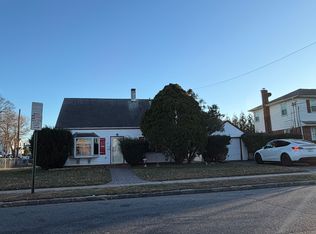 544 Dryden St, Westbury, NY 11590