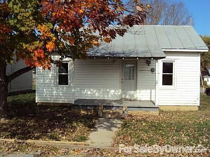 Front of House : Tin roof, replacement windows, front porch