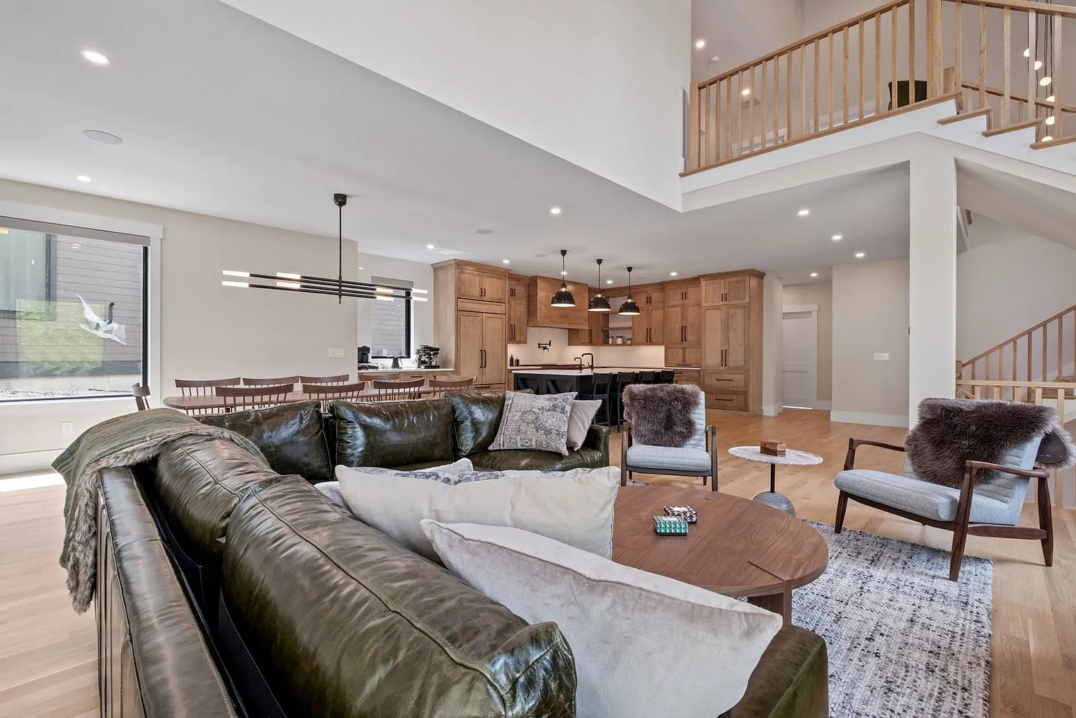5 bed, 3.5 bath, 34444 sqft, $22,759 — Photo 1