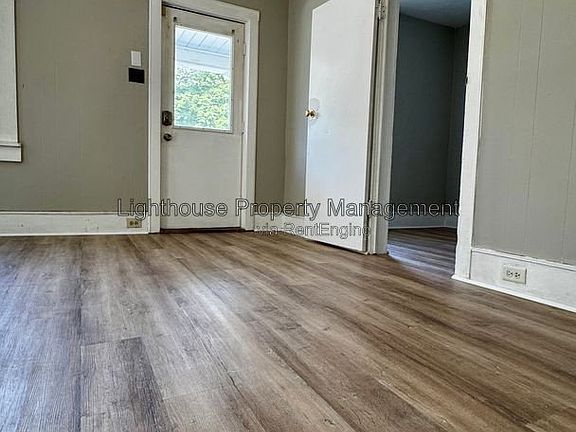 2nd image of 1382 Park St