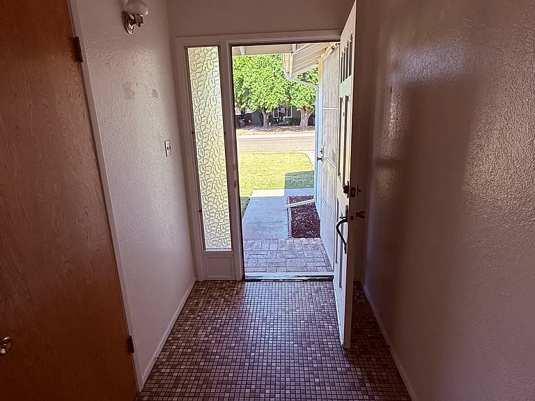 1043 Grove Ave — Photo 22