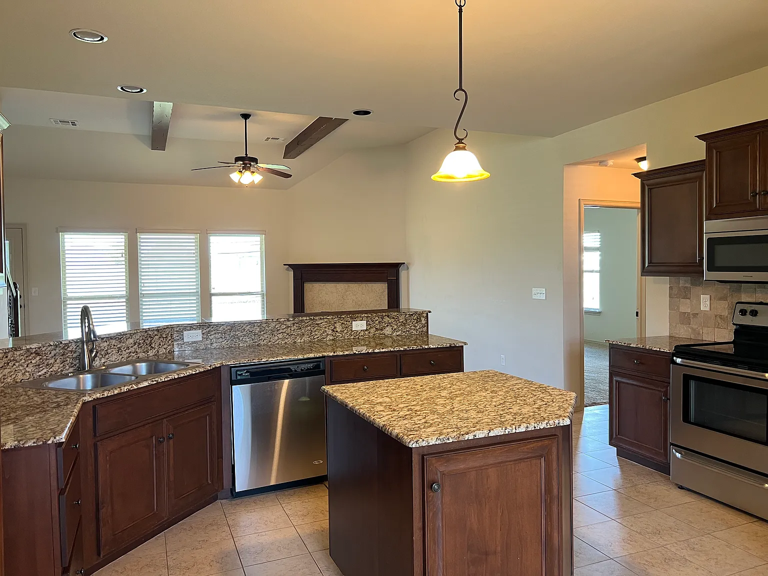 4 bed, 2325 sqft, $2,700 — Photo 4