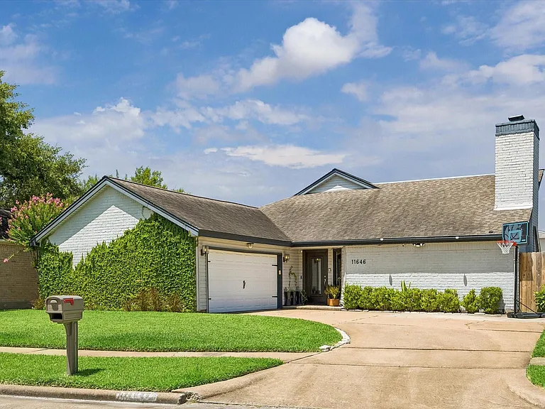 11646 Manor Park Dr — Photo 32