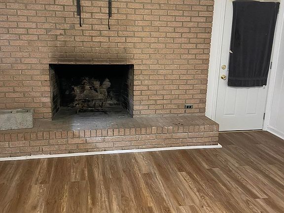 3rd image of 110 Walnut Ln