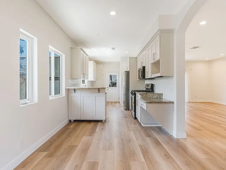 1100 S Highland Ave — Photo 9