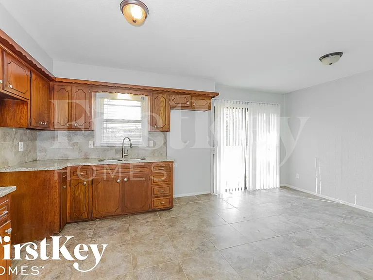 8913 E 90th Ter — Photo 6