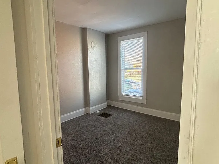 850-852 E Livingston Ave — Photo 6