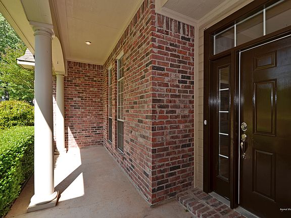 3rd image of 2827 Hillcrest Cir