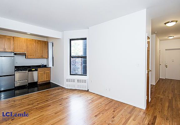 2nd image of 1324 Lexington Ave APT 21