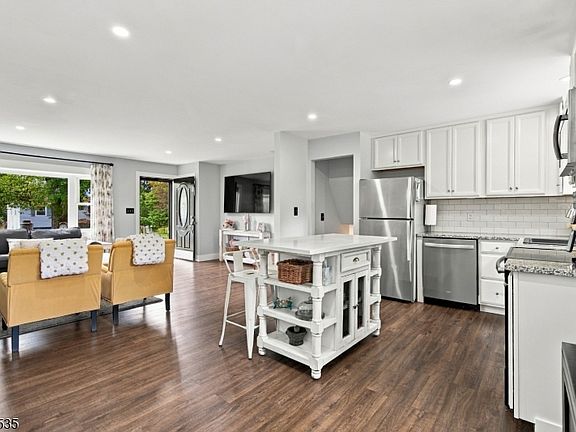 4th image of 57 Lakeview Ave