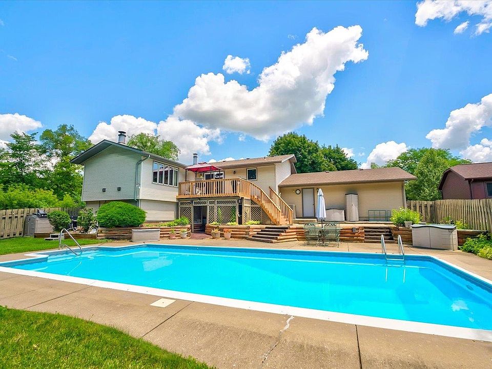1st image of 6 Stacy Ln