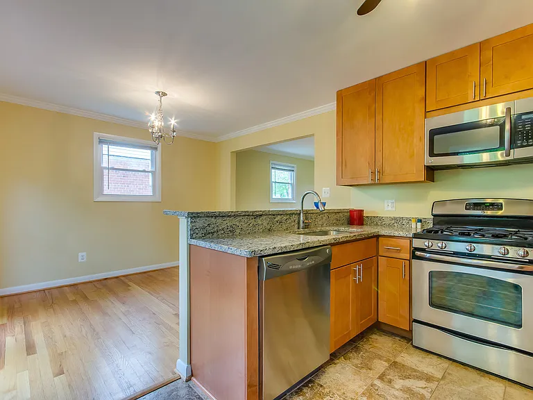 11705 Ashley Dr — Photo 9