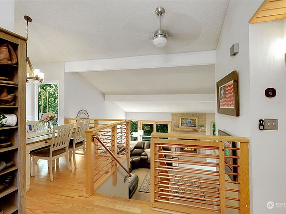 4th image of 3850 NE Belmont Place