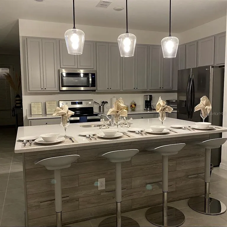 3 bed, 2.5 bath, 1624 sqft, $2,300 — Photo 2