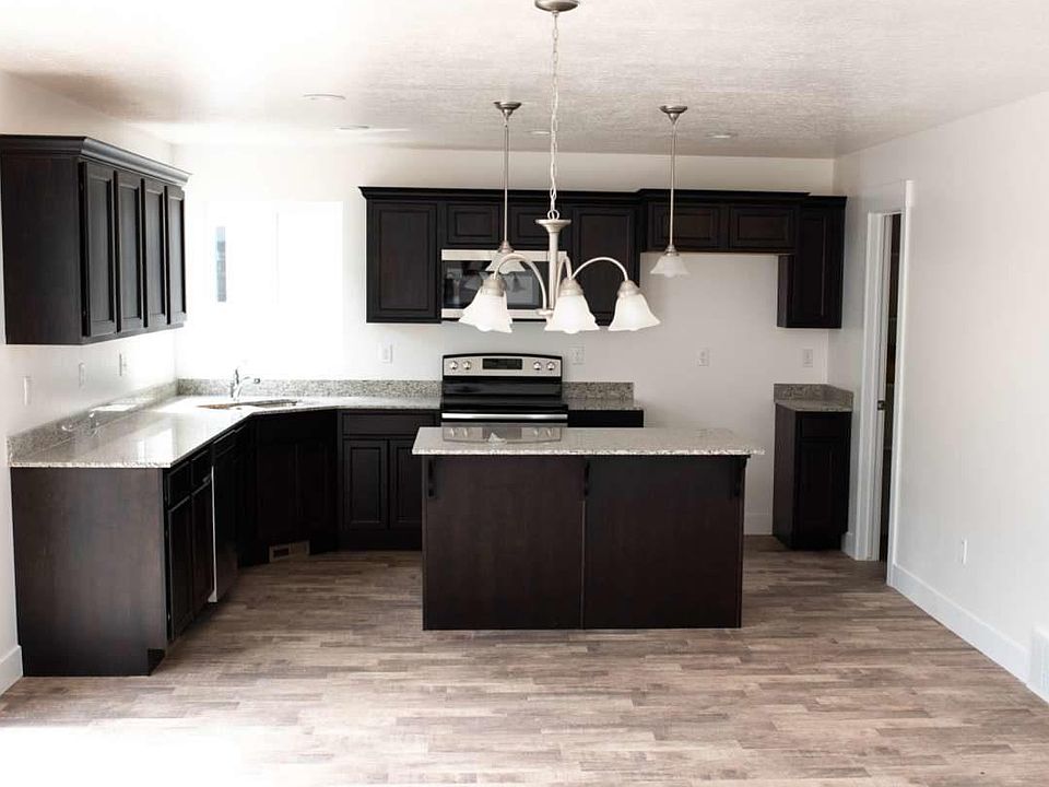 2nd image of 481 Oodland Rdg
