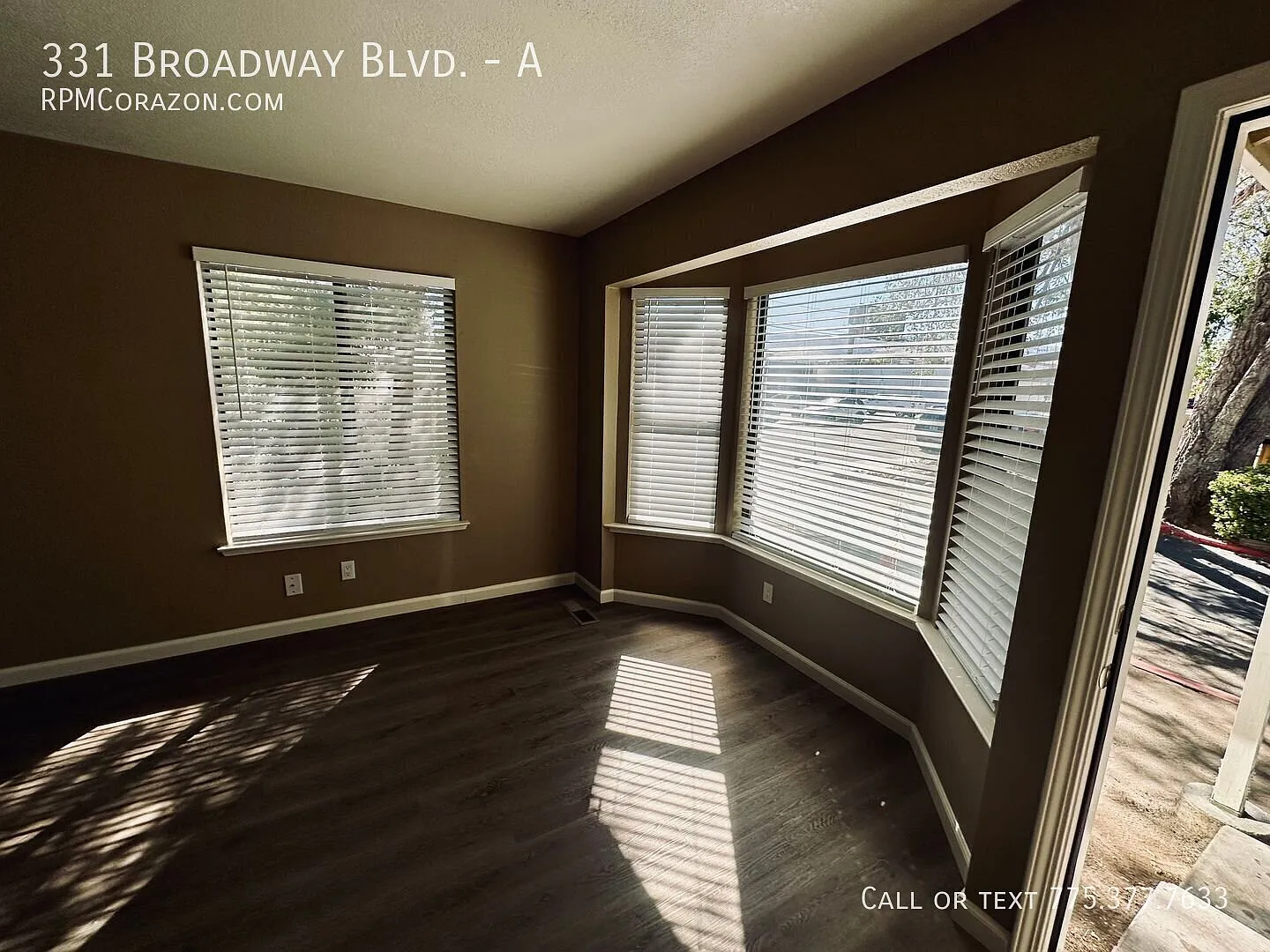 Fully updated 2 bed 2.5 bath townhouse w/ AC ! — Photo 2