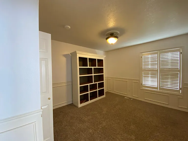 SE Crown Ct — Photo 3