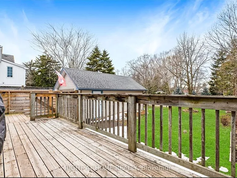 529 Simcoe St — Photo 21