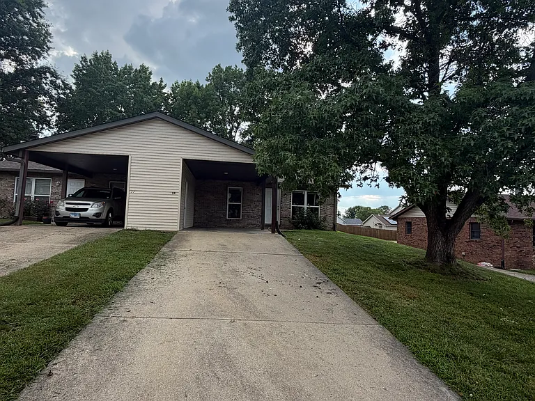 24 Twin Oaks Dr — Photo 2