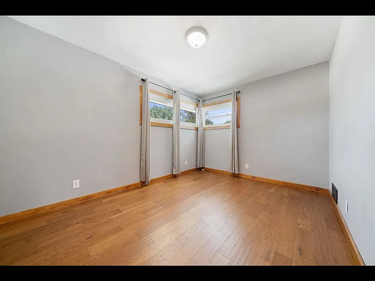 522 Division St — Photo 16
