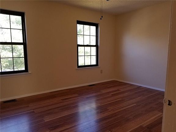 5th image of 377 Bromley Pl