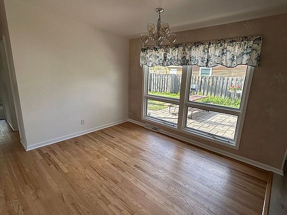 5th image of 3943 Illinois Ave SW