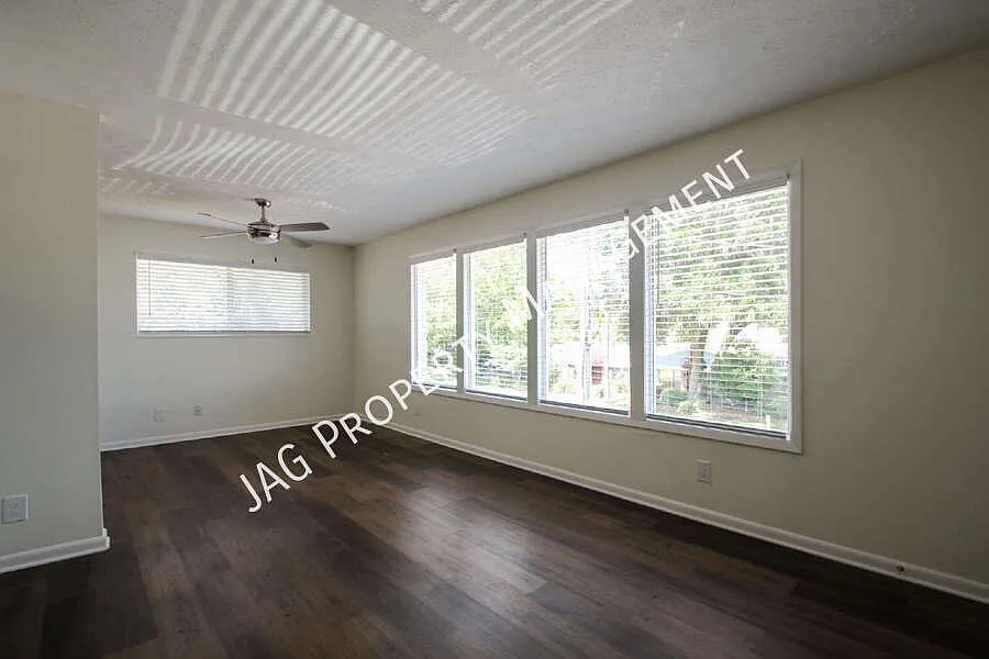 "Charming 2-Bed Oasis in Orange Park: Cozy 865 Sq Ft Haven on Berrier Street!" — Photo 4
