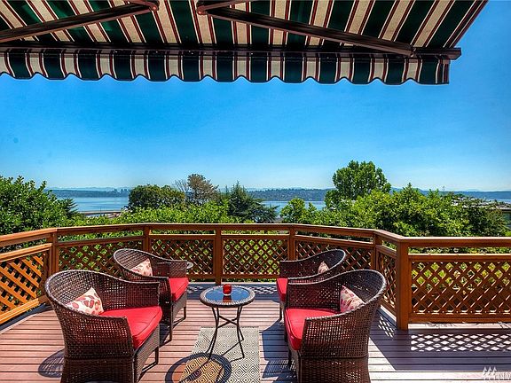 Deck with brand new railings complete with twinkly lights for evening entertaining or wine tastings.