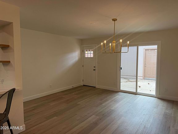 5th image of 943 N Revere