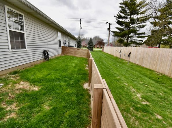 1008 E Apple Lake Dr, Greenfield, IN 46140