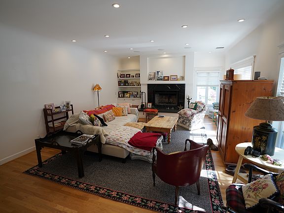 4th image of 154 N Irving Blvd