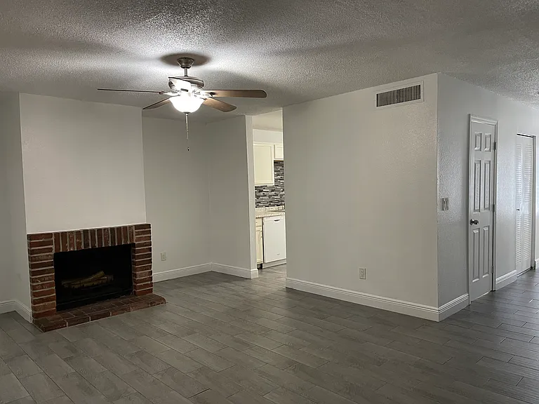 2339 Huntington Green Ct — Photo 10