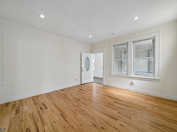 4th image of 55 Naden Ave