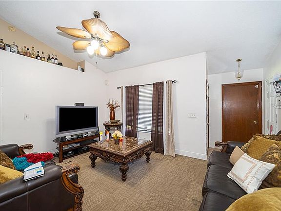 4th image of 207 S Aberdeen Cir