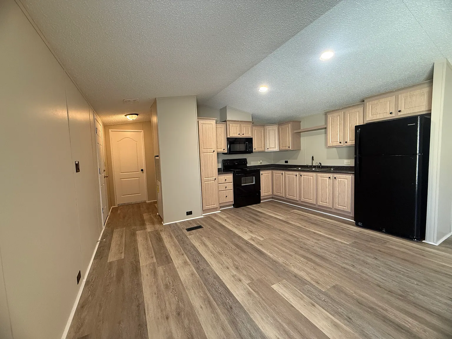 3 bed, 960 sqft, $799 — Photo 1
