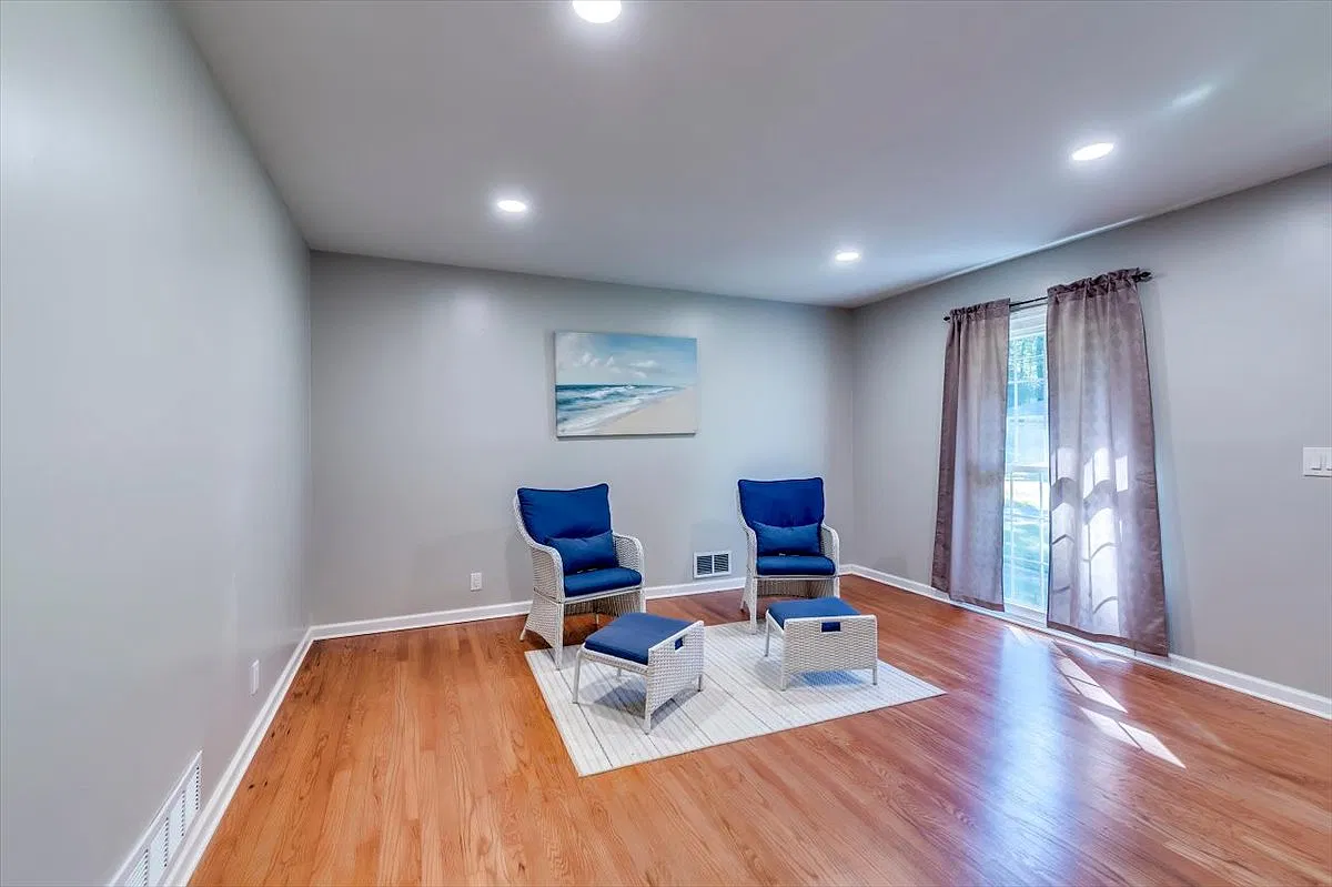 3 bed, 1.5 bath, 1350 sqft, $1,750 — Photo 3