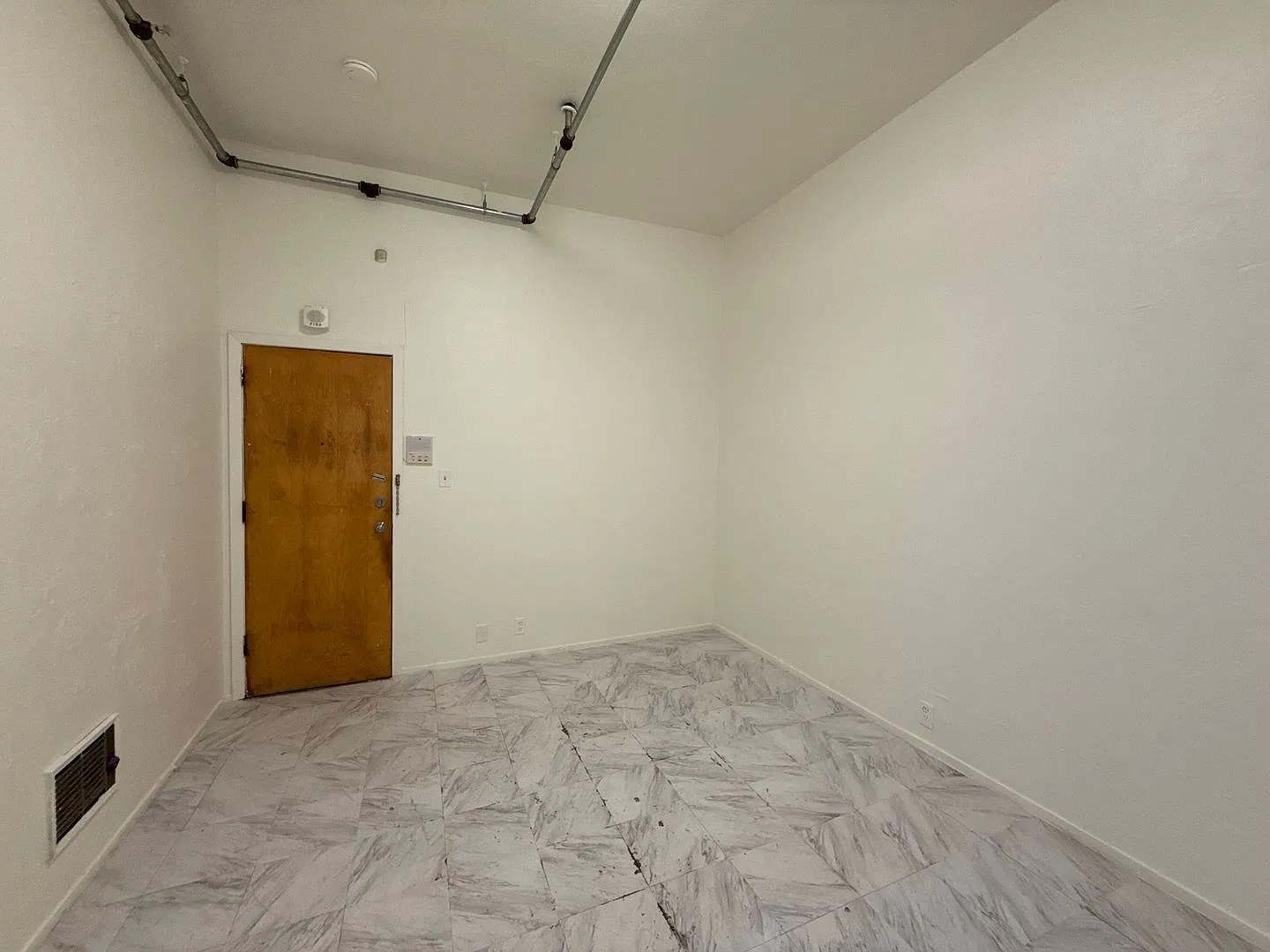 Top Floor, Private Room located near Financial District and Downtown. All utilities included! — Photo 3