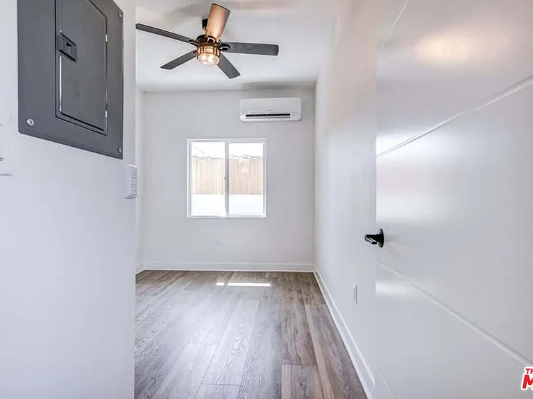 624 W 83rd St #626-1/4 — Photo 8
