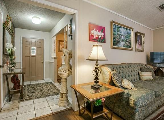 4th image of 722 Forest Ln