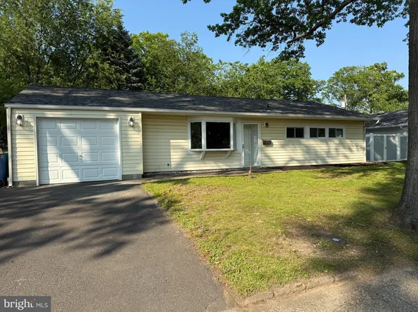 56 Orchard Ln, Levittown, PA 19055