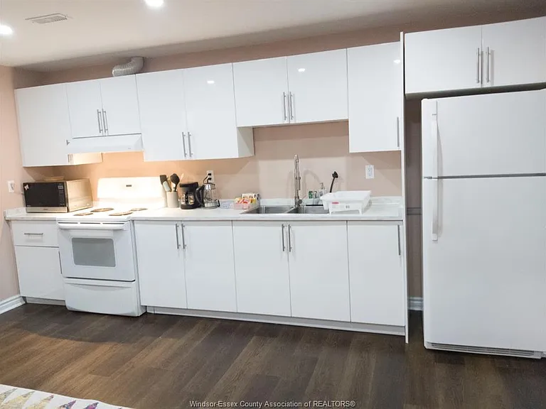 4694 Helsinki Cres #LOWER — Photo 9