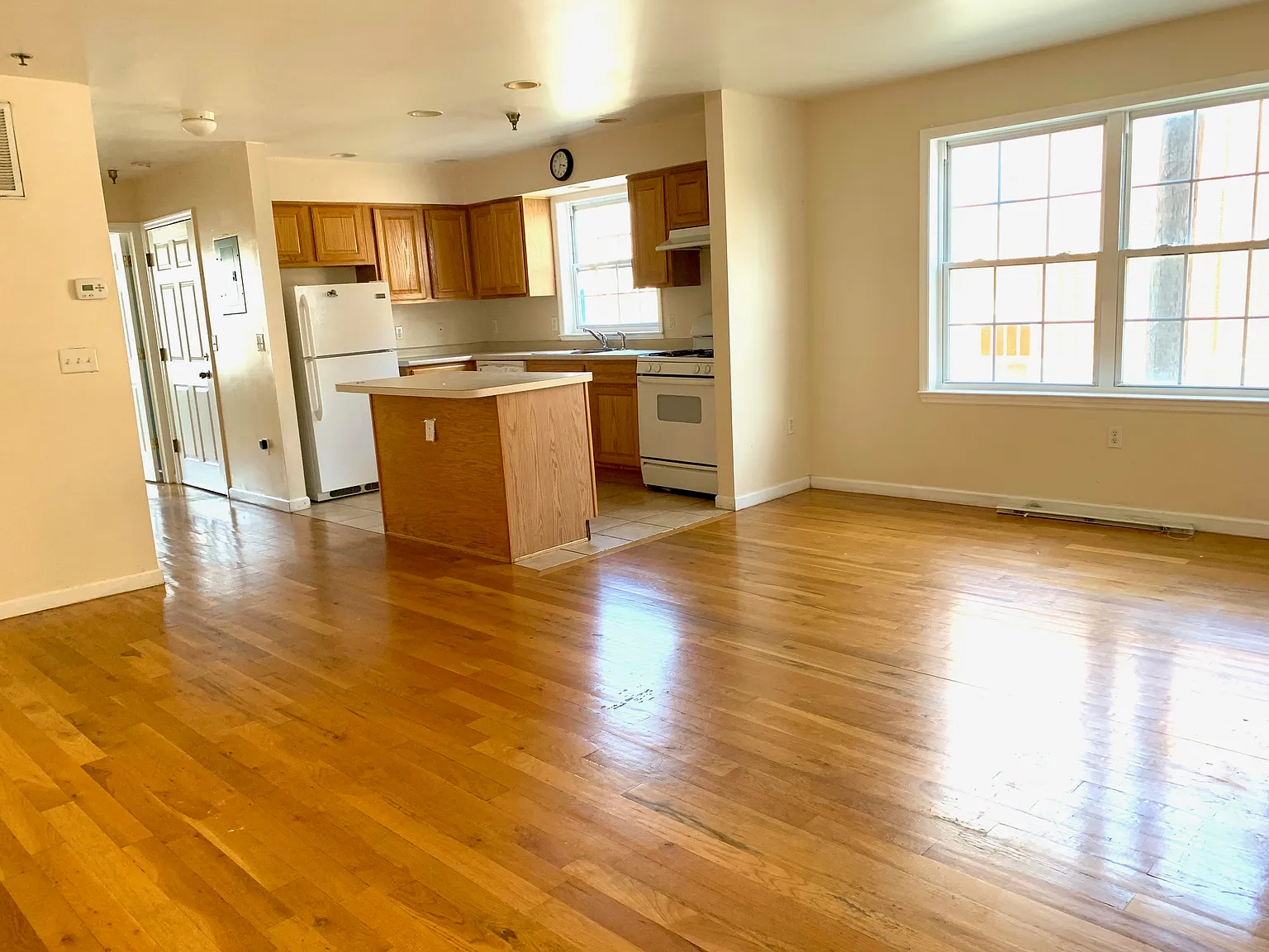 3 bed, 2.5 bath, 1400 sqft, $3,200 — Photo 2
