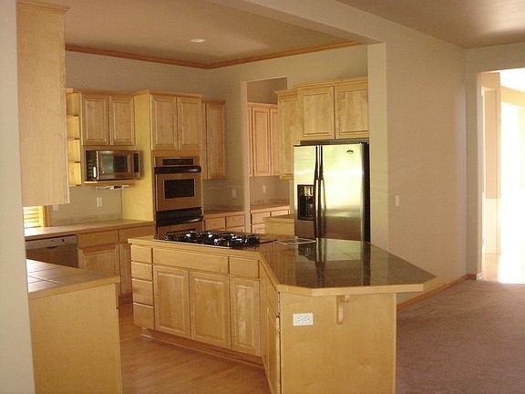 Large well equiped Kitchen with stainless appliances and granite island