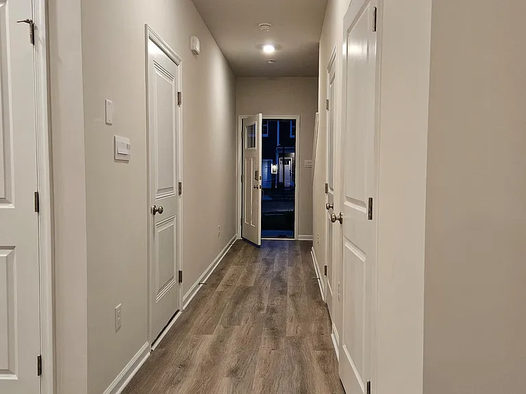 12 Eleanor Ln — Photo 2