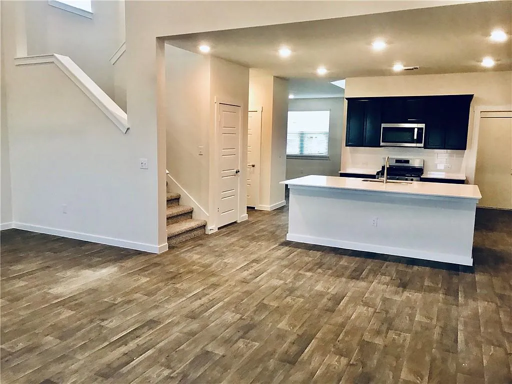 4 bed, 2.5 bath, 2531 sqft, $2,450 — Photo 4