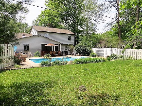 3rd image of 17 Woodstock Dr